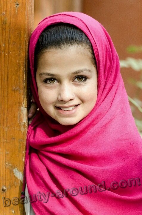 Beautiful Afghan girl photo