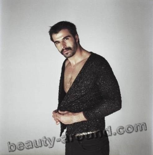 Мехмет Акиф Алакурт с оголённой грудью фото