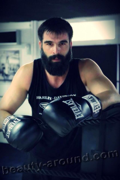Мехмет Акиф Алакурт в боксёрских перчатках фото