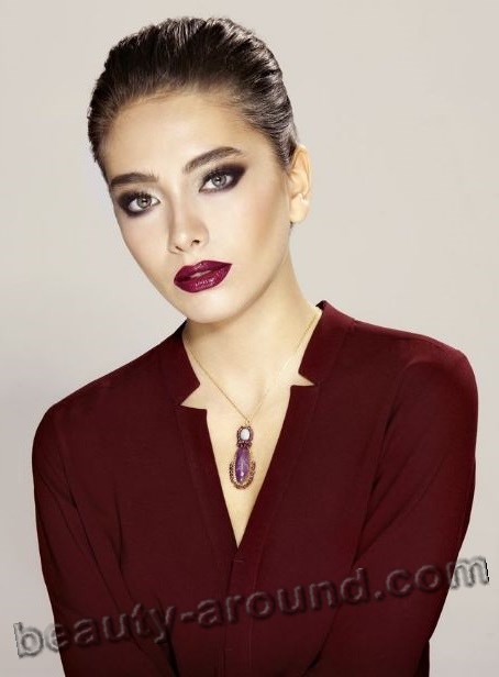 Neslihan Atagyul with red lipstick photo