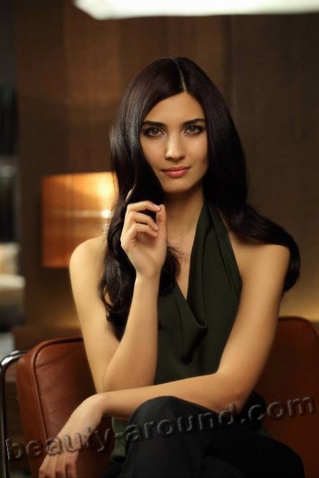 Tuba Büyüküstün / Tuba Buyukustun, Turkish actress, photo in advertising