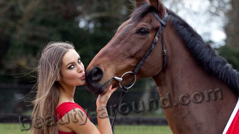 Rozanna Purcell model kisses horse photo